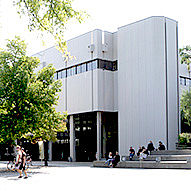 Blick auf das Fakultätsgebäude